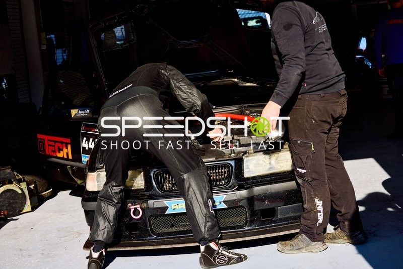 Mechaniker reparieren BMW 318i in der Box