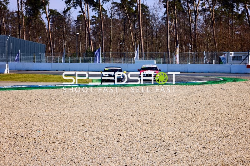 Zwei Rennwagen in Kurvenfahrt