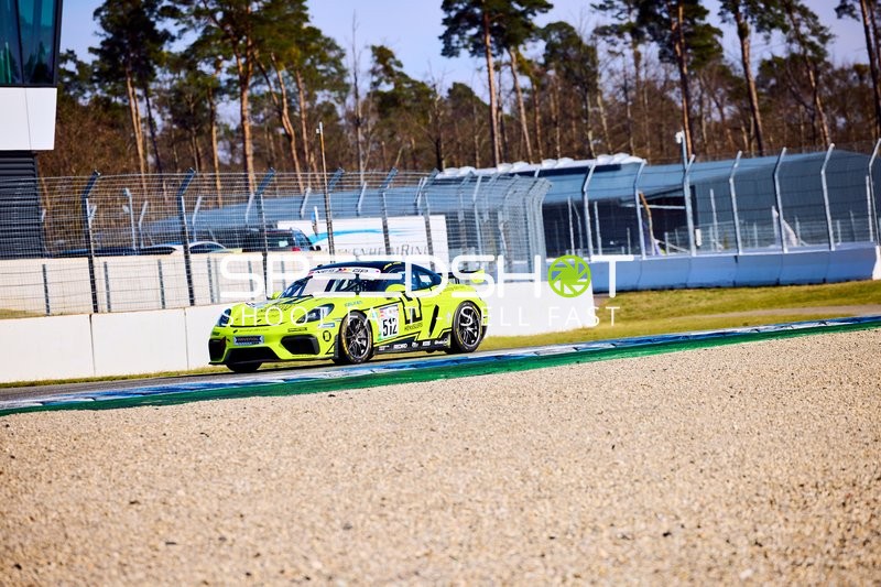 Auto mit Nummer 522 in Fahrt