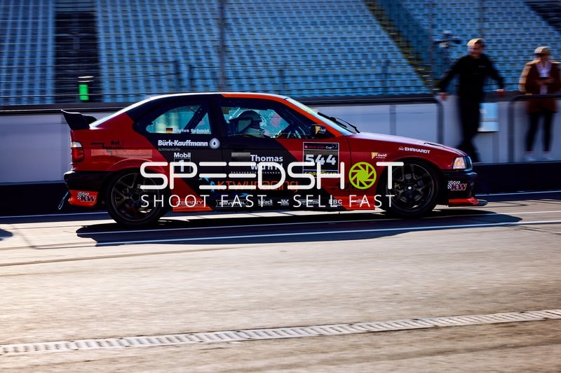 Rennwagen mit Startnummer 544 auf der Strecke