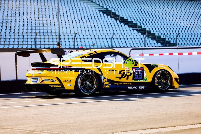 Rennfahrzeug mit Startnummer 53 auf der Strecke