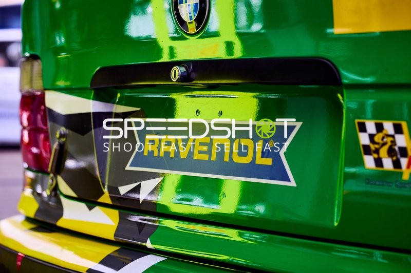 Fokus auf Ravenol Rennwagen während Rennveranstaltung