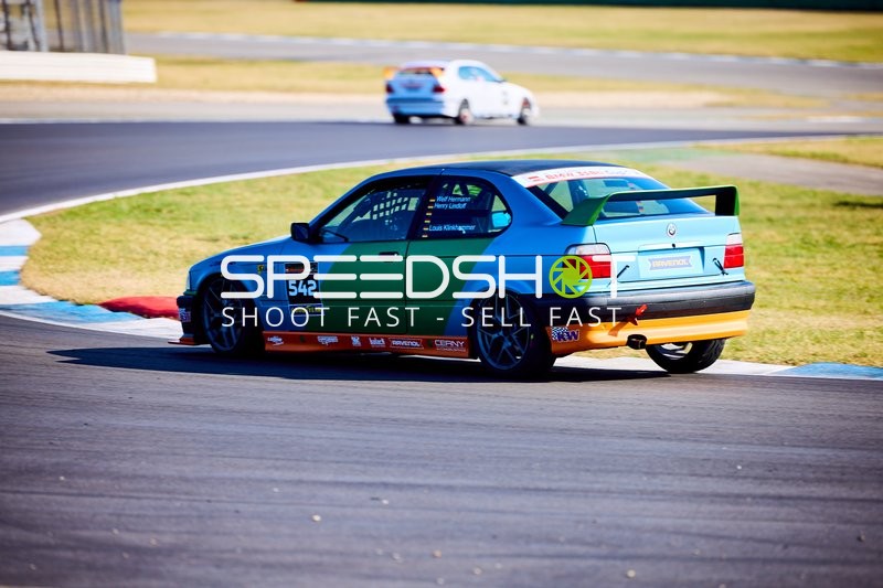 Rennwagen in Aktion auf dem Hockenheimring