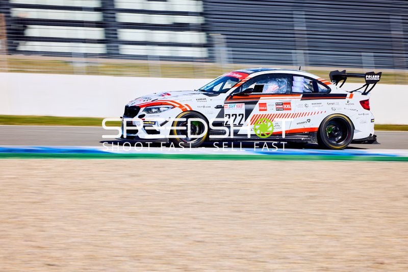 Rennwagen 222 unterwegs auf der Strecke