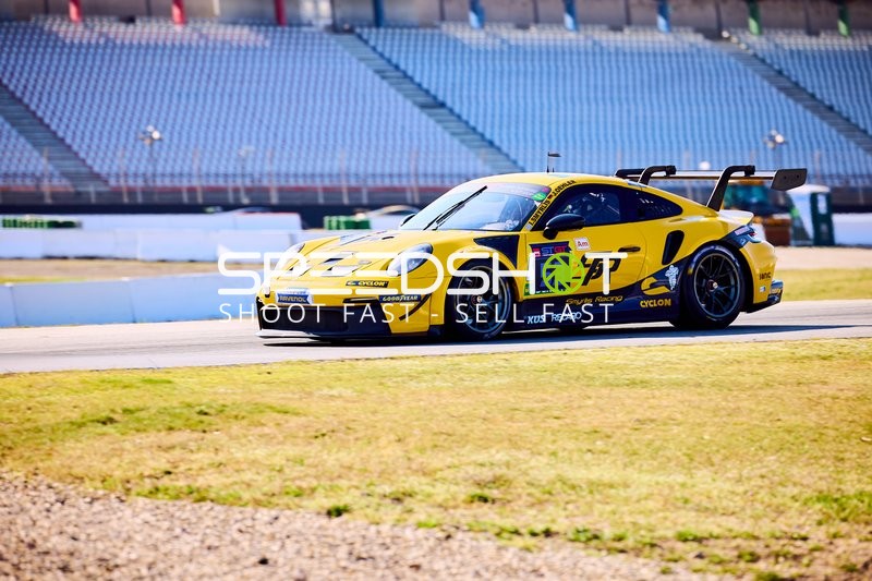 Auto fährt auf der Rennstrecke