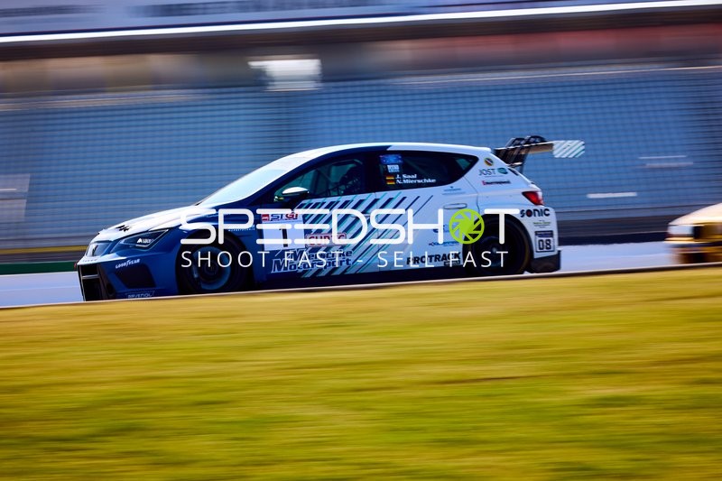 Rennwagen mit Geschwindigkeit auf der Strecke