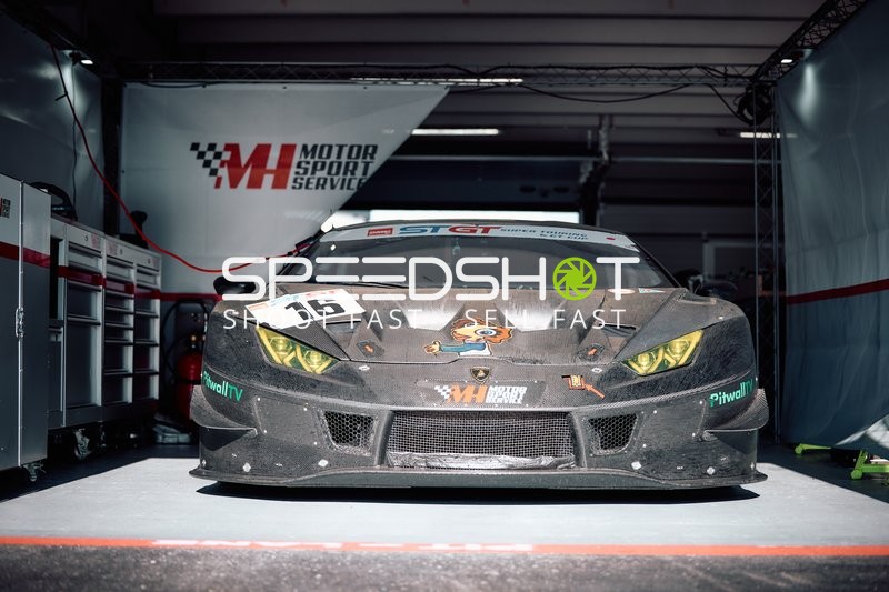 Rennwagen in der Motorsport-Garage