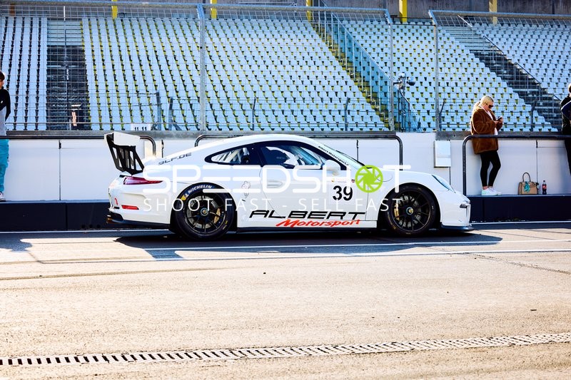 Rennwagen in der Boxengasse geparkt