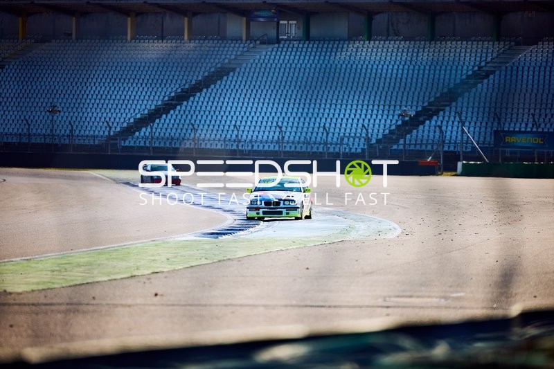 Auto fährt auf der Rennstrecke in Hockenheim
