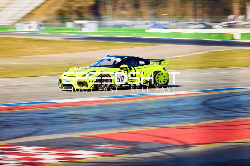 Rennwagen in Bewegung auf dem Hockenheimring