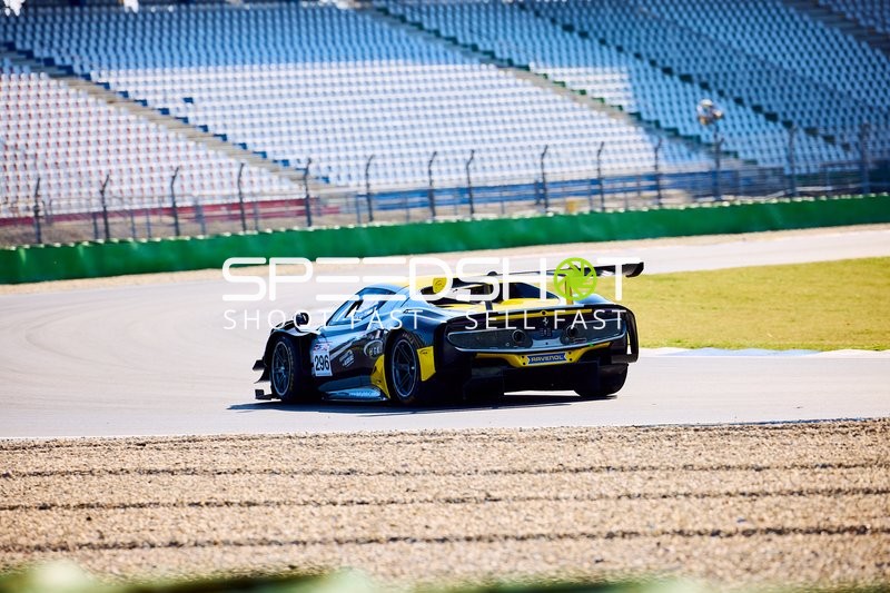 Rennfahrzeug in Aktion auf dem Hockenheimring