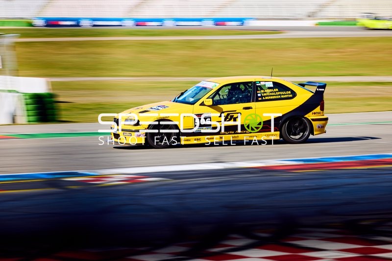 Gelbes Auto mit Nummer 506 fährt auf dem Hockenheimring