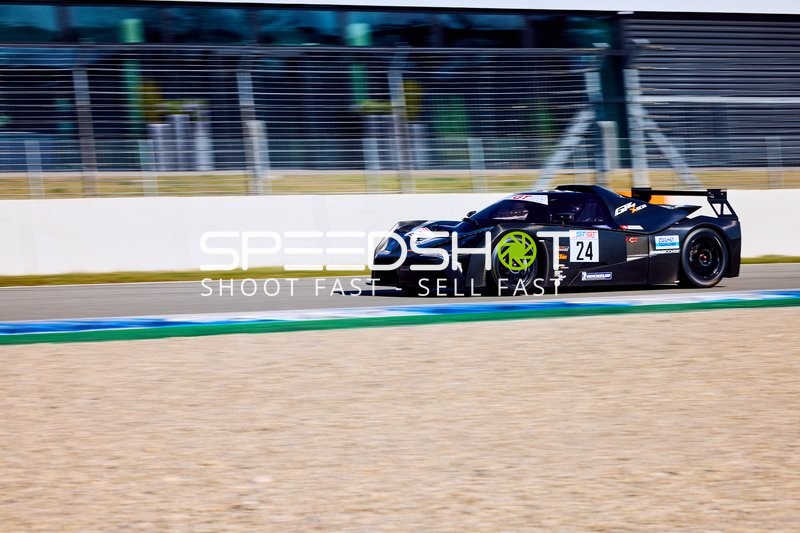 Rennwagen mit Startnummer 24 in Aktion auf dem Hockenheimring