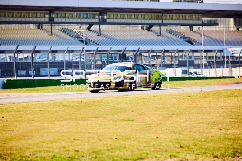 Rennwagen mit Nummer 65 auf Testfahrt im Hockenheimring