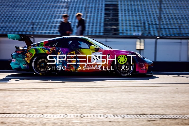 Markus Maier führt Vorstartmanöver im bunten Wagen aus