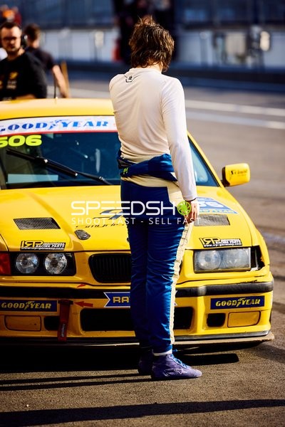 Fahrer wartet vor Rennwagen