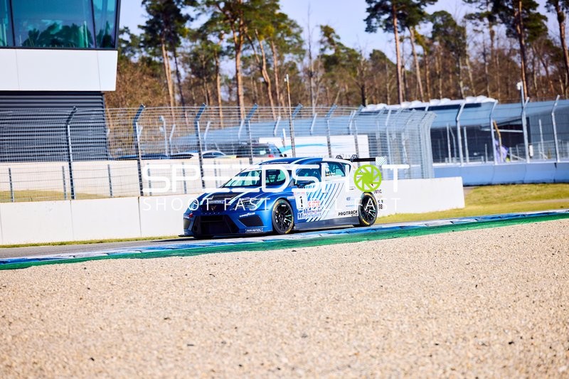Rennwagen auf der Hockenheimring-Strecke