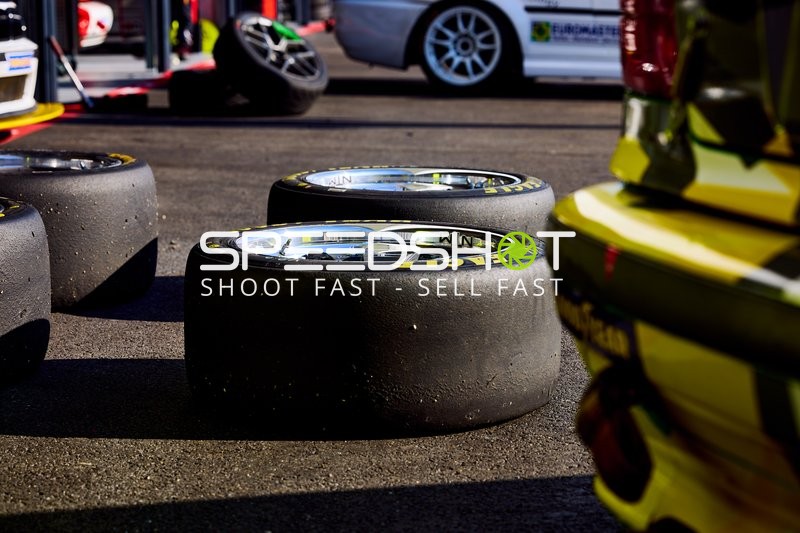 Reifen in der Boxengasse bei Sonnenschein