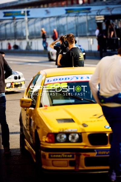 Vorbereitung eines Rennfahrzeugs mit der Nummer 506 in Hockenheim