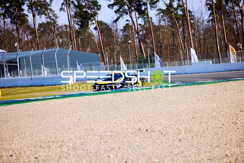 Rennwagen in Kurve auf Rennstrecke