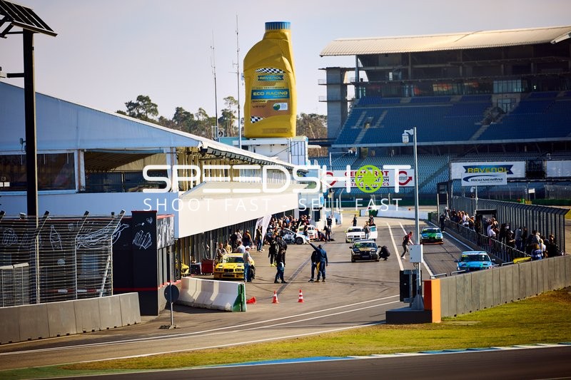 Rennvorbereitungen in der Boxengasse