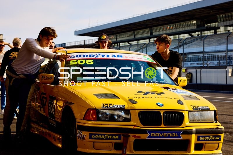 Fahrzeugvorbereitung in der Rennaufstellung