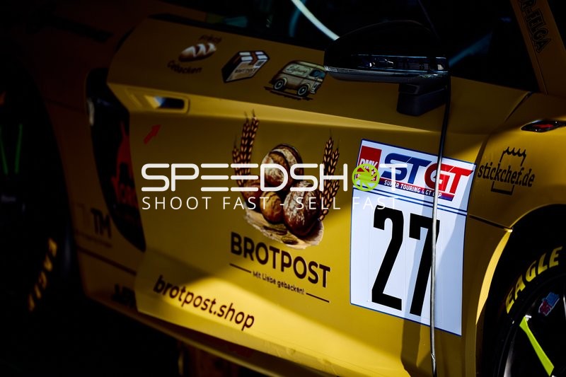 Detailaufnahme von Rennauto Startnummer 27