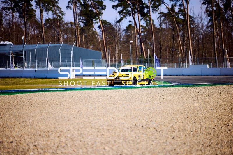 Gelbes Rennauto in Aktion auf der Rennstrecke