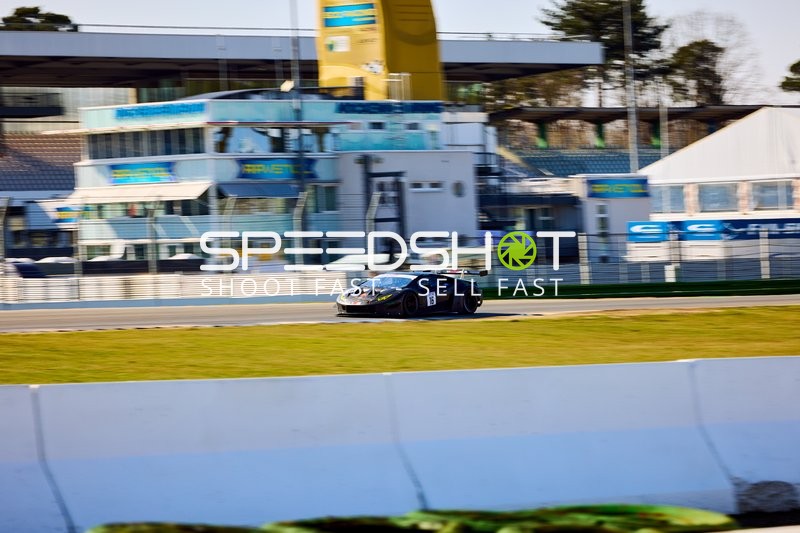 Rennwagen auf der Strecke beim DMV Goodyear Racing Days