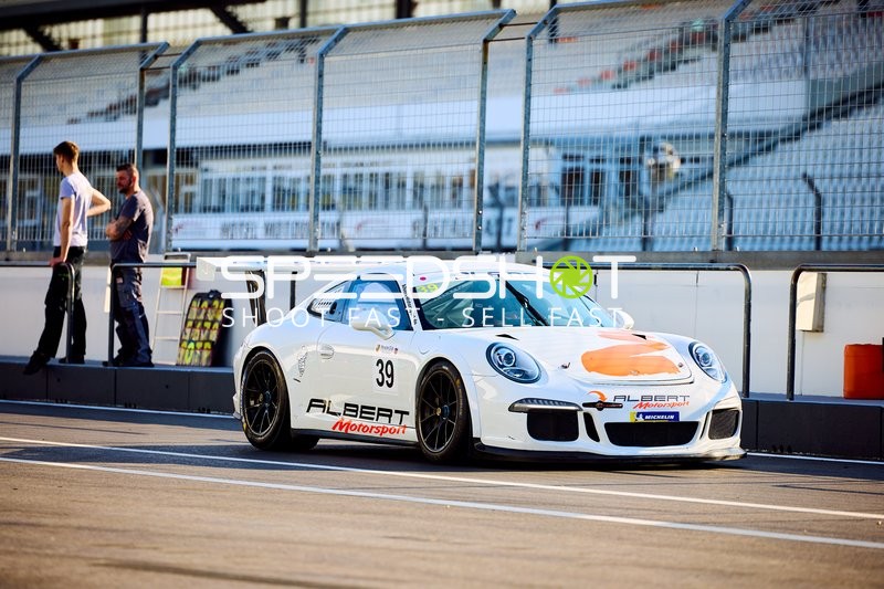 Porsche in der Boxengasse bei den DMV Goodyear Racing Days