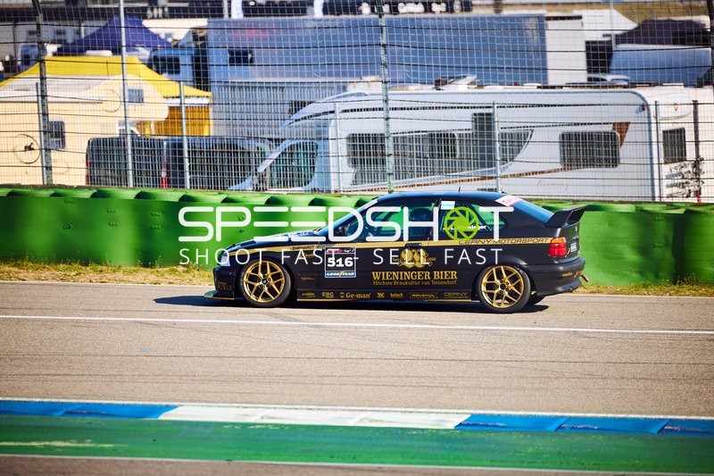 BMW mit Startnummer 546 auf der Rennstrecke