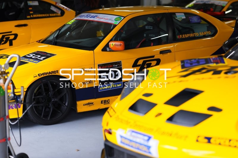 Rennwagen mit Startnummer 501 in der Garage