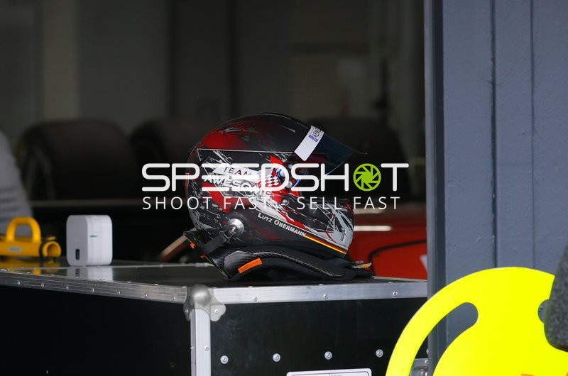 Helm von Team Awesome in der Boxengasse