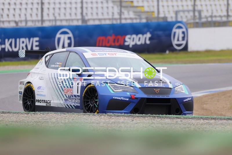 Rennwagen in Kurve auf dem Hockenheimring