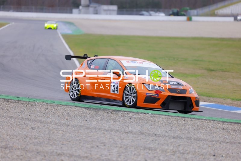 Auto mit Startnummer 134 auf der Rennstrecke