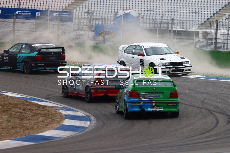 Enges Rennen und Crash in der Kurve