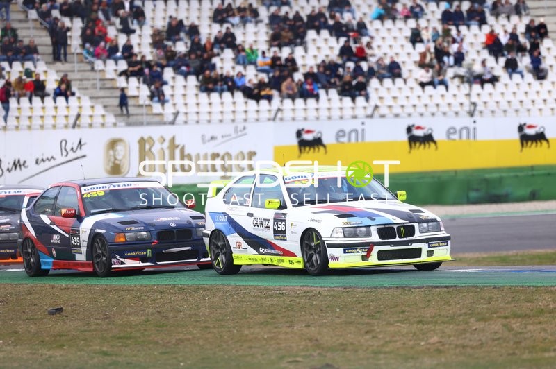 Marco Grimm führt im 318ti Cup Rennen