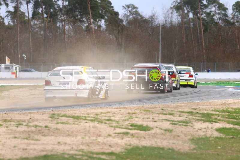 Rennwagen in Aktion auf der Rennstrecke