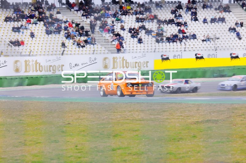 Rennwagen in Aktion auf dem Hockenheimring