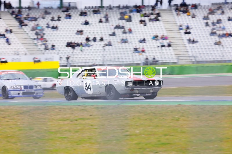 Rennwagen mit Nummer 34 führt auf der Strecke