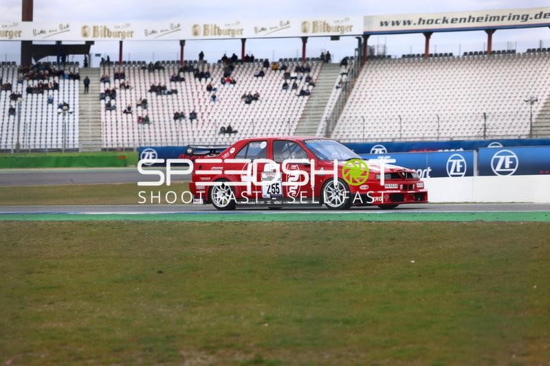 Roter Rennwagen auf der Strecke