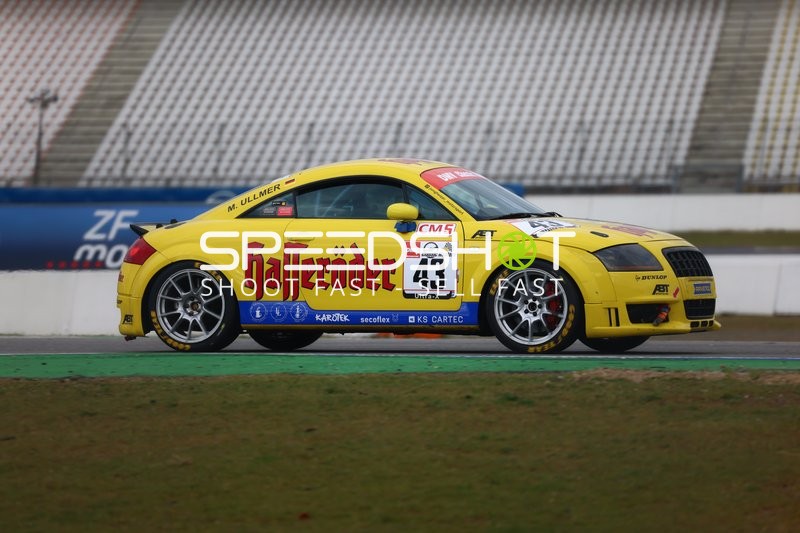 Rennwagen fährt mit hoher Geschwindigkeit