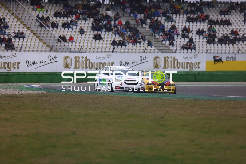 Rennwagen in spannendem Duell auf dem Hockenheimring