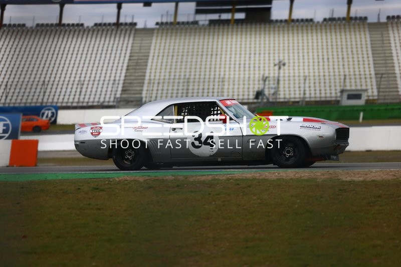 Rennfahrzeug mit Nummer 34 auf der Rennstrecke