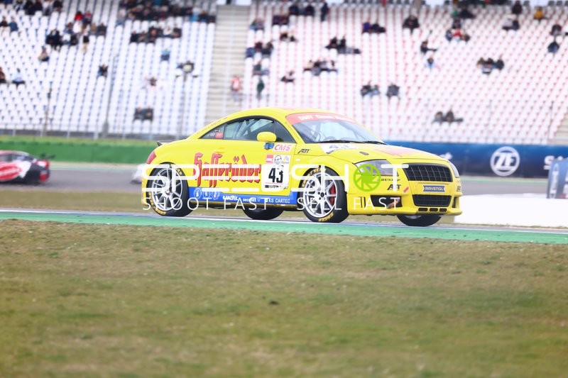 Gelbes Rennauto auf der Strecke