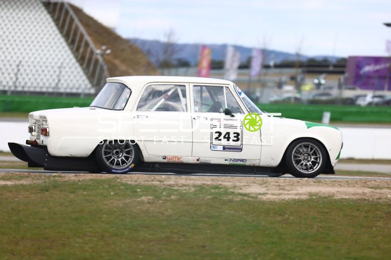 Fahrzeug Nummer 243 auf Rennstrecke