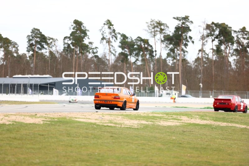 Rennwagen in Aktion auf dem Hockenheimring
