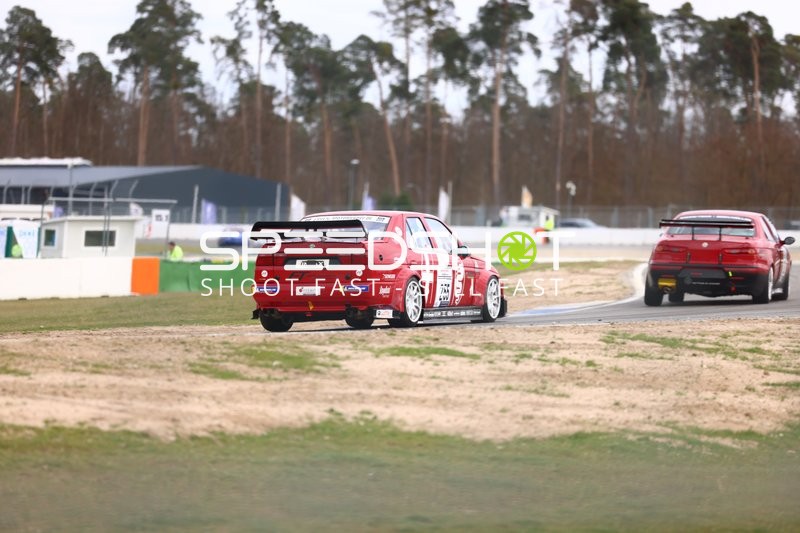 Rote Fahrzeuge auf der Rennstrecke