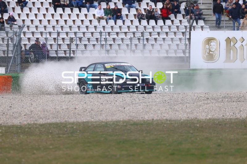 Heiko Sandherr driftet durch das Kiesbett