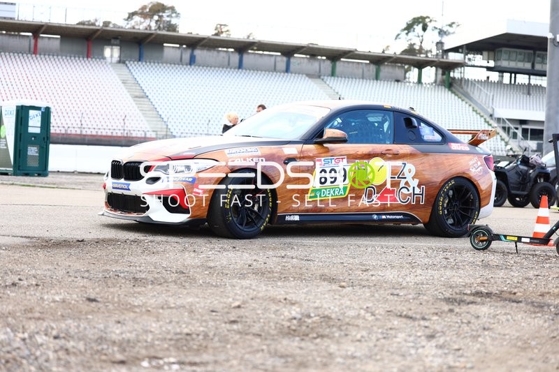 BMW mit Startnummer 899 auf der Rennstrecke